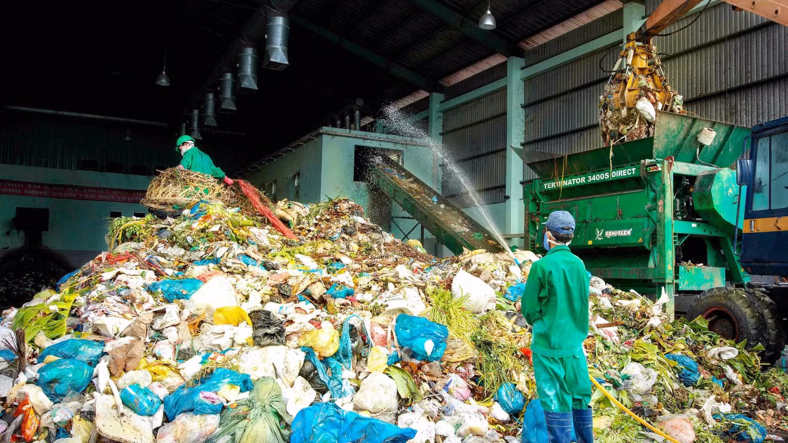 Công nhân vận hành khâu tiếp nhận tại Nhà máy xử lý rác thải thành phố Cà Mau - đơn vị doanh nghiệp liên quan đến 3 bị cáo bị tuyên án tại phiên phúc thẩm ngày 14/3.