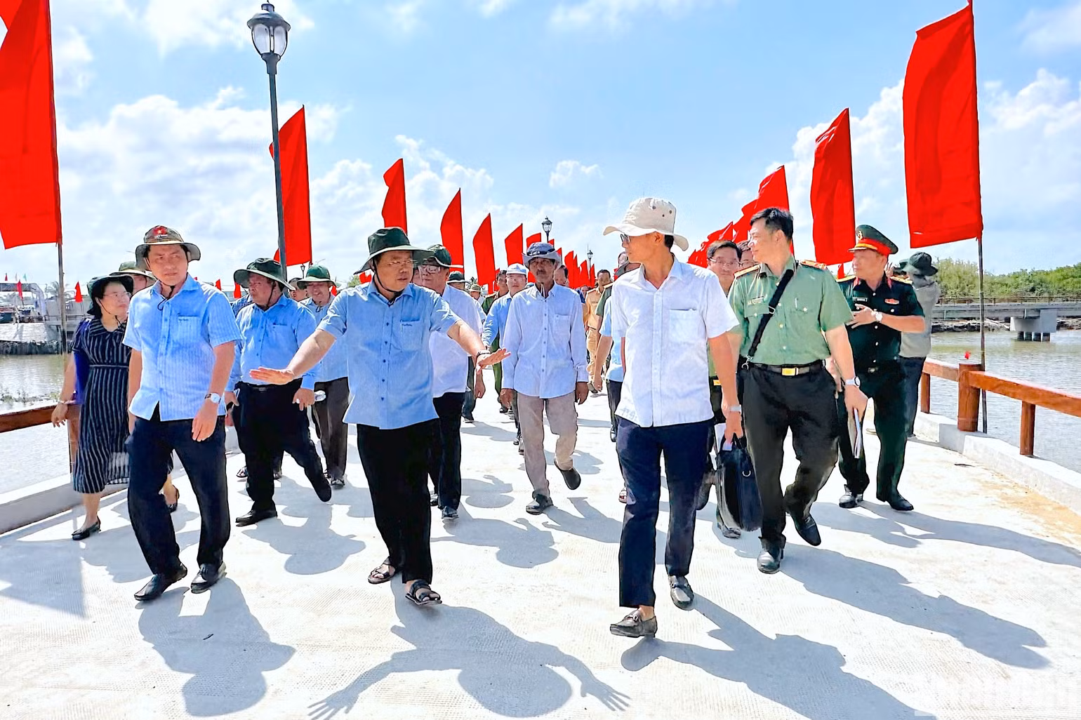 Ủy viên Trung ương Đảng, Bí thư Tỉnh ủy Cà Mau Nguyễn Tiến Hải (giữa) kiểm tra công trình trọng điểm chào mừng Đại hội Đảng bộ tỉnh nhiệm kỳ 2025-2030.