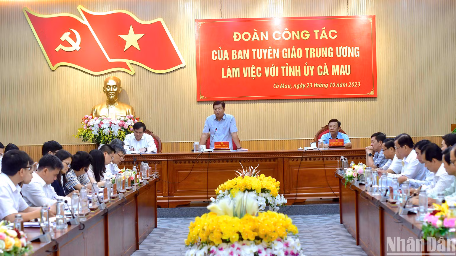 Đồng chí Nguyễn Tiến Hải kiến nghị đến đoàn công tác một số vấn đề liên quan công tác tuyên giáo và định hướng tuyên truyền.