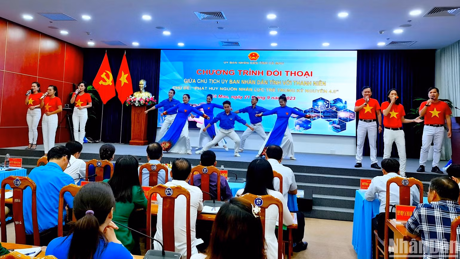 Văn nghệ chào mừng Chương trình đối thoại giữa lãnh đạo tỉnh với Thanh niên Cà Mau. Văn nghệ chào mừng Chương trình đối thoại giữa lãnh đạo tỉnh với Thanh niên Cà Mau.
