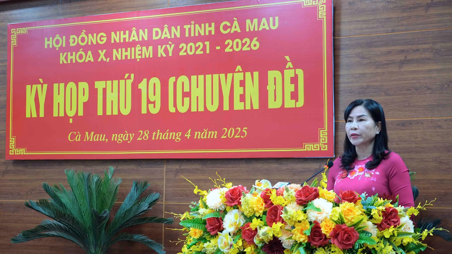Phó Chủ tịch điều hành Hội đồng nhân dân tỉnh Cà Mau Lê Thị Nhung phát biểu bế mạc kỳ họp. Phó Chủ tịch điều hành Hội đồng nhân dân tỉnh Cà Mau Lê Thị Nhung phát biểu bế mạc kỳ họp.