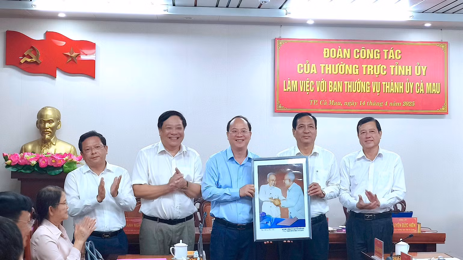 Lãnh đạo tỉnh Cà Mau tặng tranh và chụp hình lưu niệm với Thường trực Thành ủy thành phố Cà Mau.