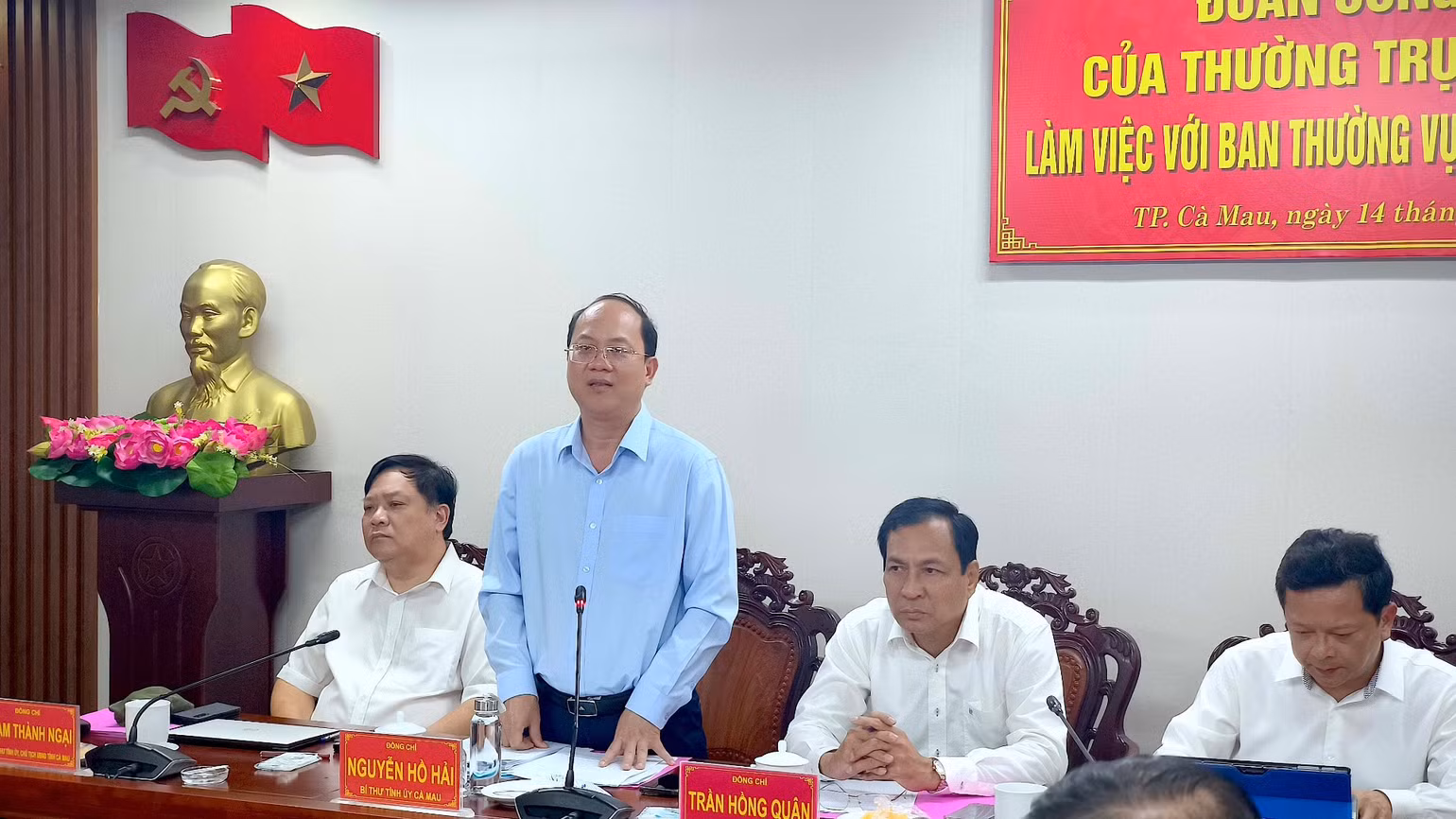 Bí thư Tỉnh ủy Cà Mau Nguyễn Hồ Hải (đứng) phát biểu chỉ đạo tại buổi làm việc với Ban Thường vụ Thành ủy Cà Mau.