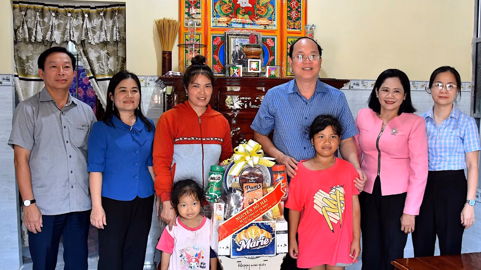 Bí thư Tỉnh ủy Cà Mau Nguyễn Hồ Hải (giữa, đeo kính) cùng Đoàn công tác của Tỉnh ủy Cà Mau tặng quà, mừng Tết gia đình bà Hữu Thị Lan (huyện Thới Bình).