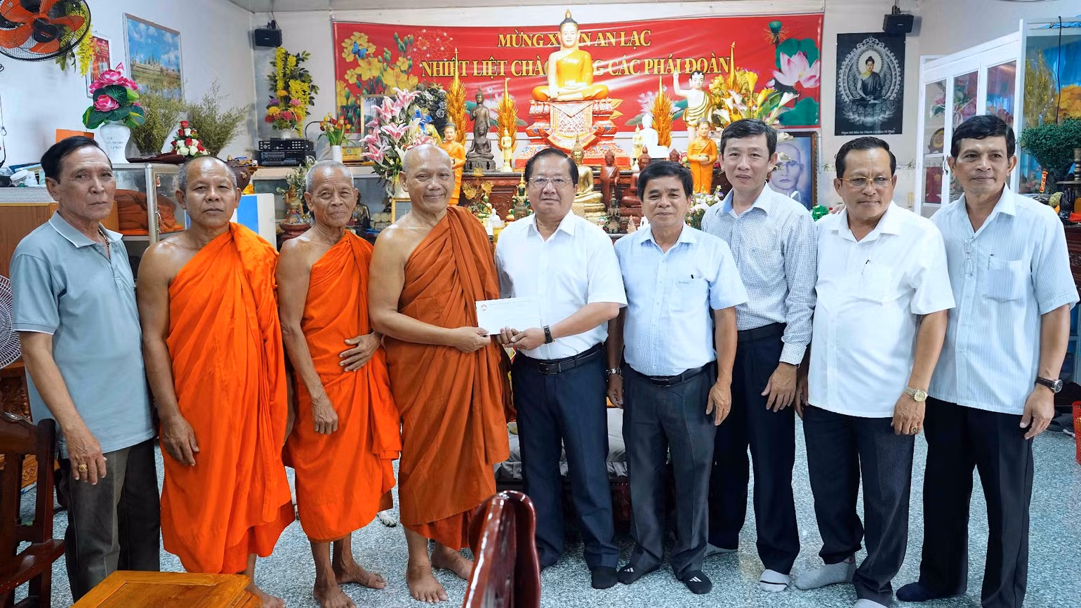 Chủ tịch Ủy ban Mặt trận Tồ quốc Việt Nam tỉnh Cà Mau Lê Thanh Triều (giữa) tặng quà mừng Tết Chôl Chnăm Thmây tại Hội sư sãi đoàn kết yêu nước tỉnh Cà Mau.