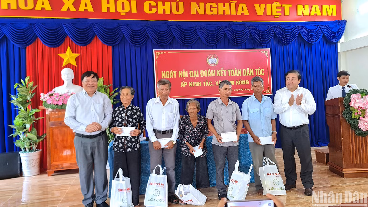 Lãnh đạo tỉnh Cà Mau tặng quà cho các hộ có hoàn cảnh khó khăn tại Ngày hội đại đoàn kết toàn dân tộc tổ chức điểm tại xã Hàm Rồng.