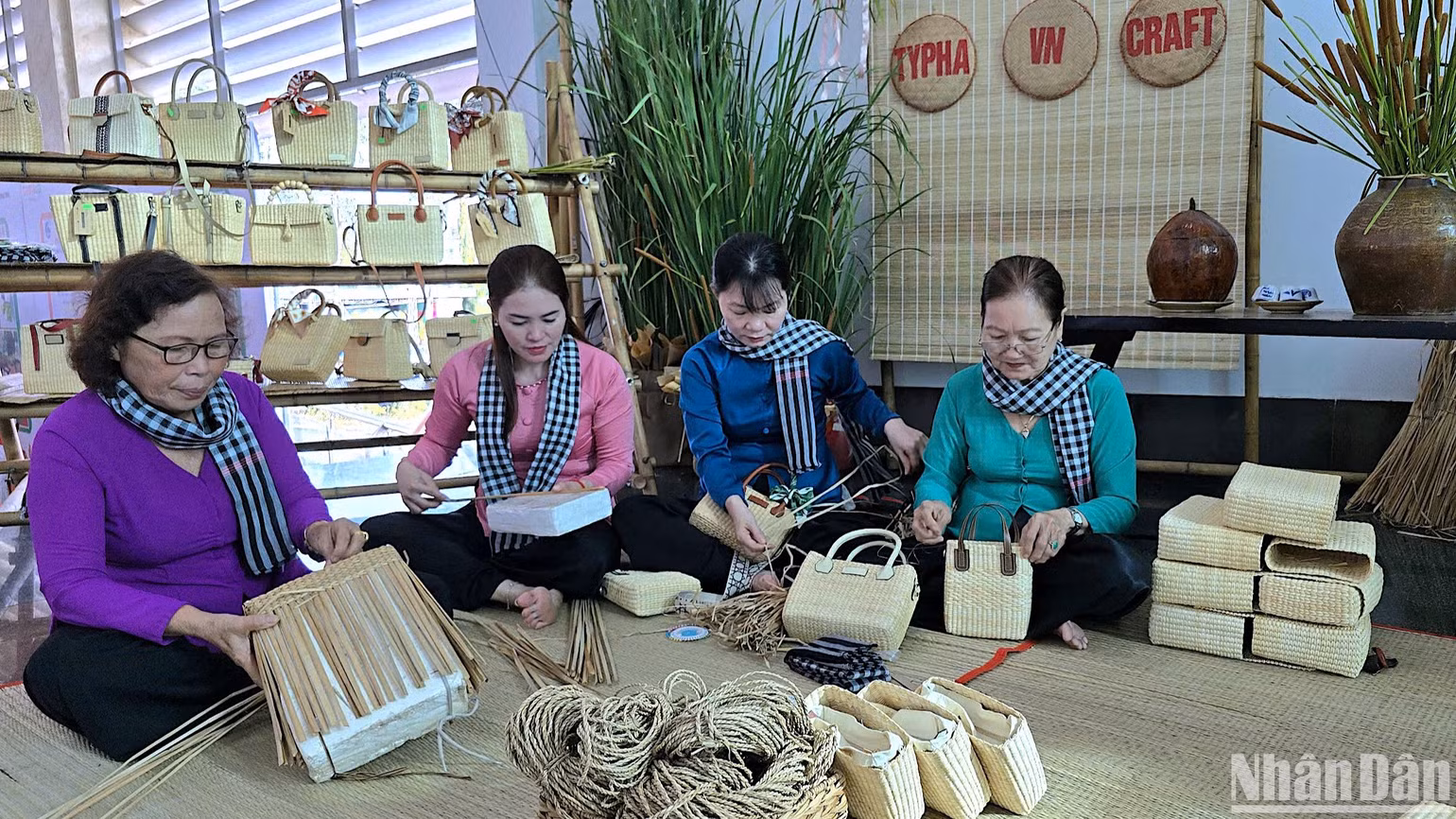 Sản phẩm của một trong nhiều làng nghề truyền thống tại Cà Mau được trưng bày tại sự kiện CamaUP’24. Sản phẩm của một trong nhiều làng nghề truyền thống tại Cà Mau được trưng bày tại sự kiện CamaUP’24.