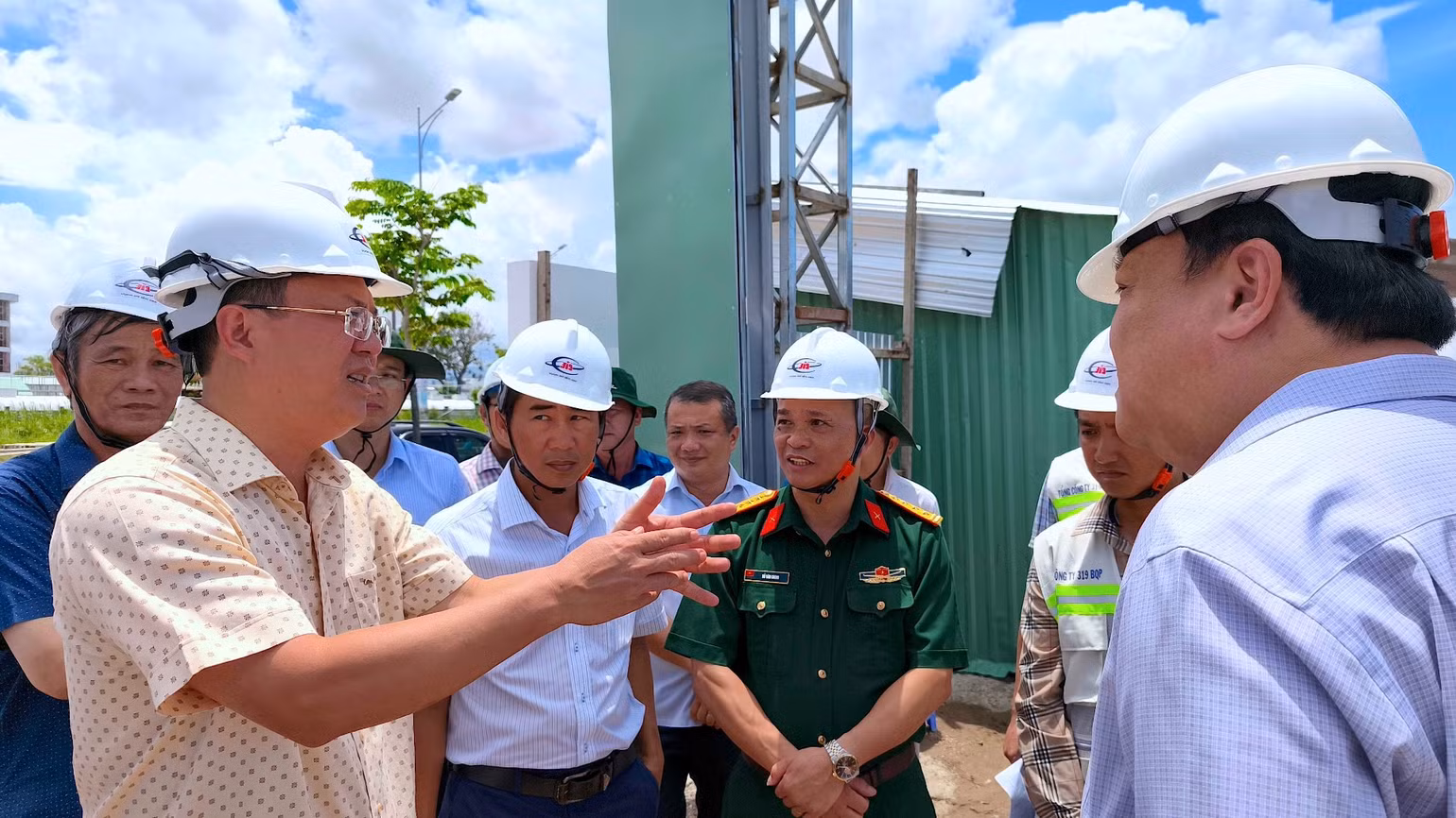 Bí thư Tỉnh ủy Cà Mau Nguyễn Hồ Hải đôn đốc chủ đầu tư và đơn vị thi công xây dựng Bệnh viện đa khoa Cà Mau đẩy nhanh hơn nữa tiến độ. Bí thư Tỉnh ủy Cà Mau Nguyễn Hồ Hải đôn đốc chủ đầu tư và đơn vị thi công xây dựng Bệnh viện đa khoa Cà Mau đẩy nhanh hơn nữa tiến độ.