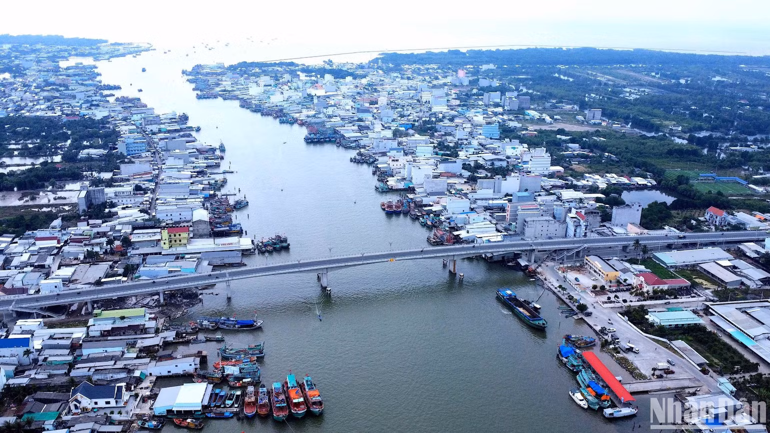 Một góc quê biển Sông Đốc (huyện Trần Văn Thời) ngày nay, nơi từng diễn ra sự kiện chuyến tàu tập kết ra bắc tại cửa biển Sông Ông Đốc vào năm 1954. Một góc quê biển Sông Đốc (huyện Trần Văn Thời) ngày nay, nơi từng diễn ra sự kiện chuyến tàu tập kết ra bắc tại cửa biển Sông Ông Đốc vào năm 1954.