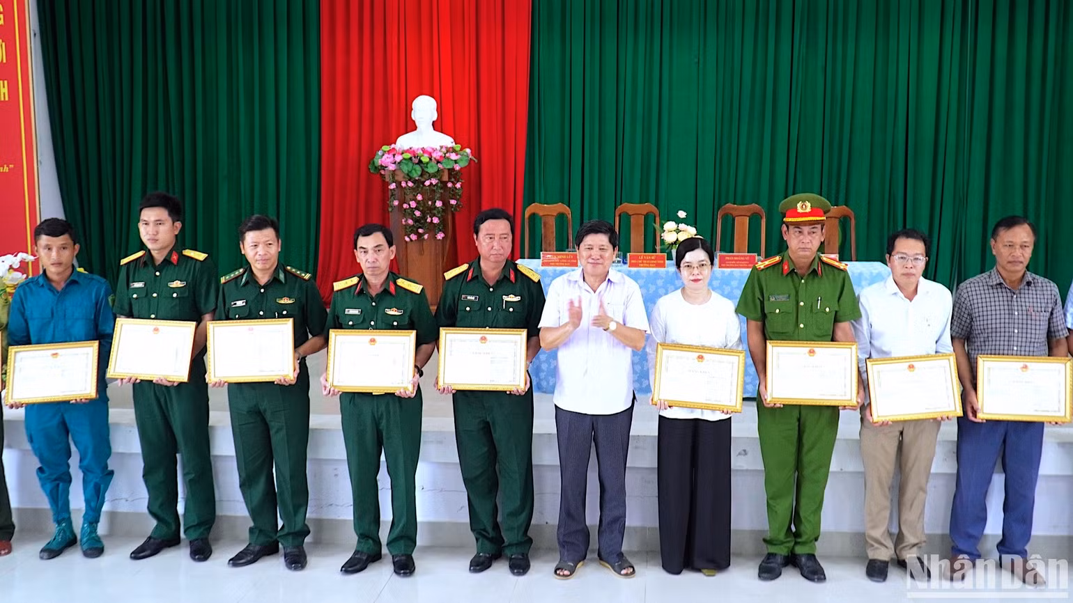 Tặng bằng khen của Chủ tịch Ủy ban nhân dân tỉnh Cà Mau cho các tập thể, cá nhân tích cực tham gia phòng cháy, chữa cháy rừng. Tặng bằng khen của Chủ tịch Ủy ban nhân dân tỉnh Cà Mau cho các tập thể, cá nhân tích cực tham gia phòng cháy, chữa cháy rừng.