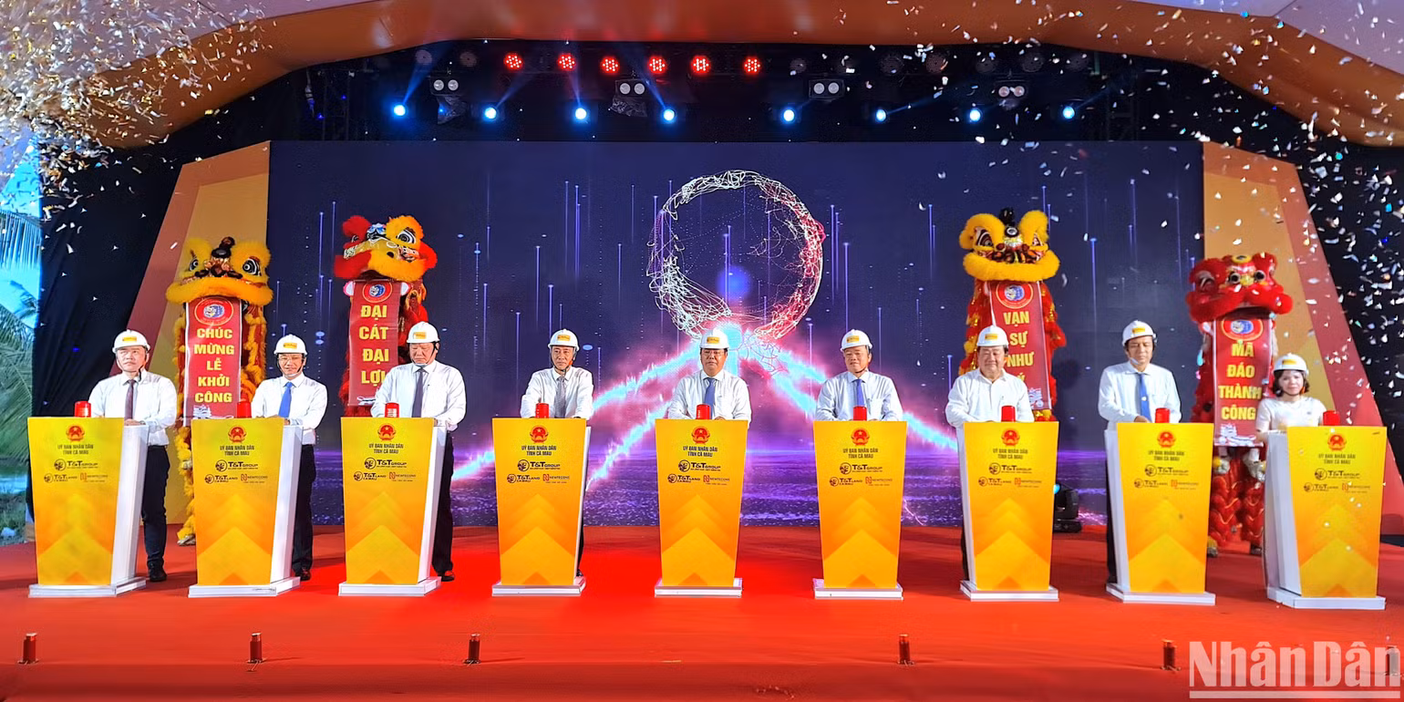 Lãnh đạo cấp ủy, chính quyền tỉnh Cà Mau và nhà đầu tư thực hiện nghi thức khởi công dự án nhà ở đô thị hơn 1.000 tỷ đồng vào chiều 10/12. Lãnh đạo cấp ủy, chính quyền tỉnh Cà Mau và nhà đầu tư thực hiện nghi thức khởi công dự án nhà ở đô thị hơn 1.000 tỷ đồng vào chiều 10/12.