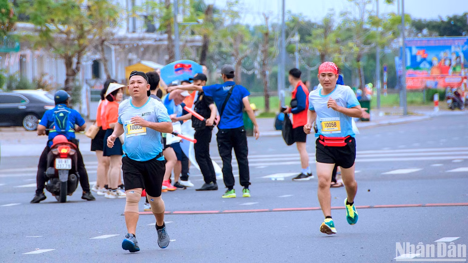 Vận động viên bứt tốc về đích đoạn cuối đường chạy nằm trong nội ô thành phố Cà Mau, tỉnh Cà Mau. Vận động viên bứt tốc về đích đoạn cuối đường chạy nằm trong nội ô thành phố Cà Mau, tỉnh Cà Mau.
