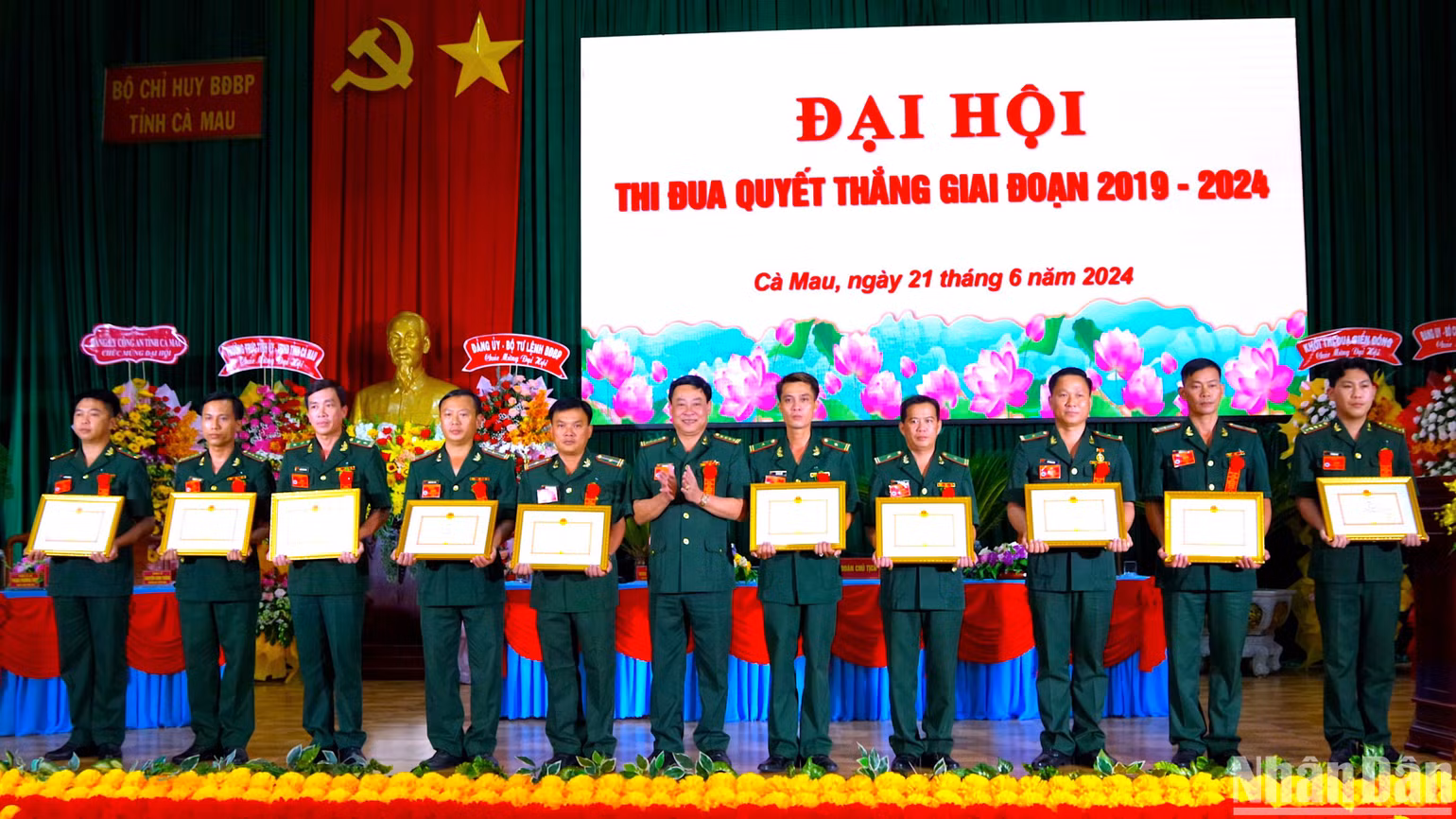 Tặng Bằng khen của Bộ Tư lệnh Bộ đội Biên phòng cho tập thể, cá nhân có thành tích tiêu biểu trong phong trào Thi đua Quyết thắng giai đoạn 2019-2024.