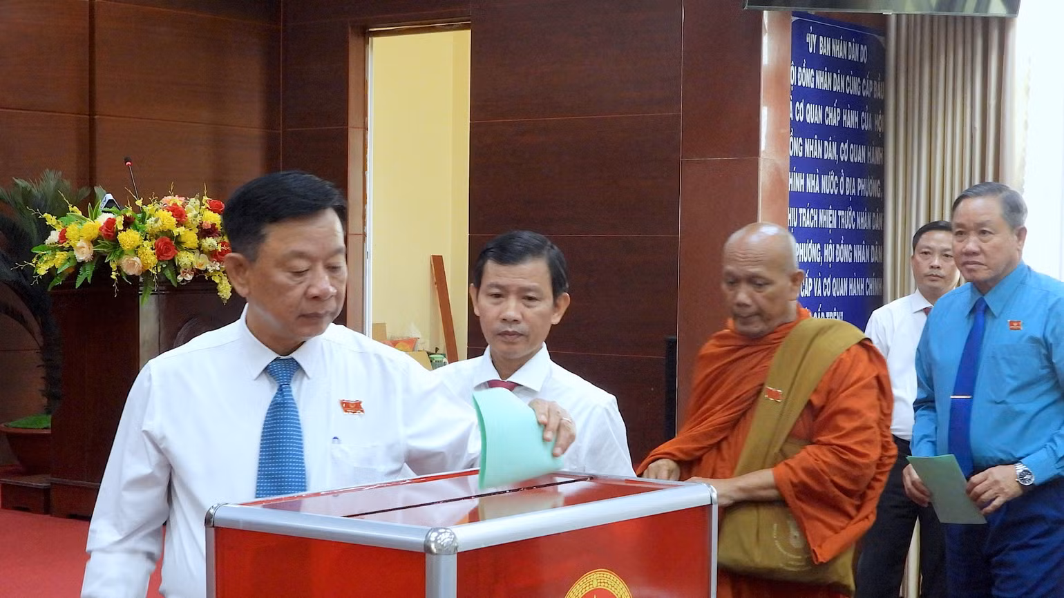 Các đại biểu Hội đồng nhân dân tỉnh Cà Mau bỏ phiếu bầu bổ sung Phó Chủ tịch Hội đồng nhân dân tỉnh đối với ông Phan Hoàng Vũ.