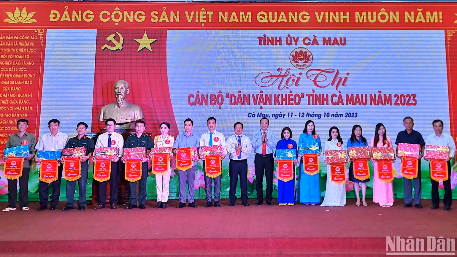 Ban Chỉ đạo Hội thi cán bộ “dân vận khéo” cấp tỉnh năm 2023 tại Cà Mau trao cờ lưu niệm cho các đội thi. Ban Chỉ đạo Hội thi cán bộ “dân vận khéo” cấp tỉnh năm 2023 tại Cà Mau trao cờ lưu niệm cho các đội thi.