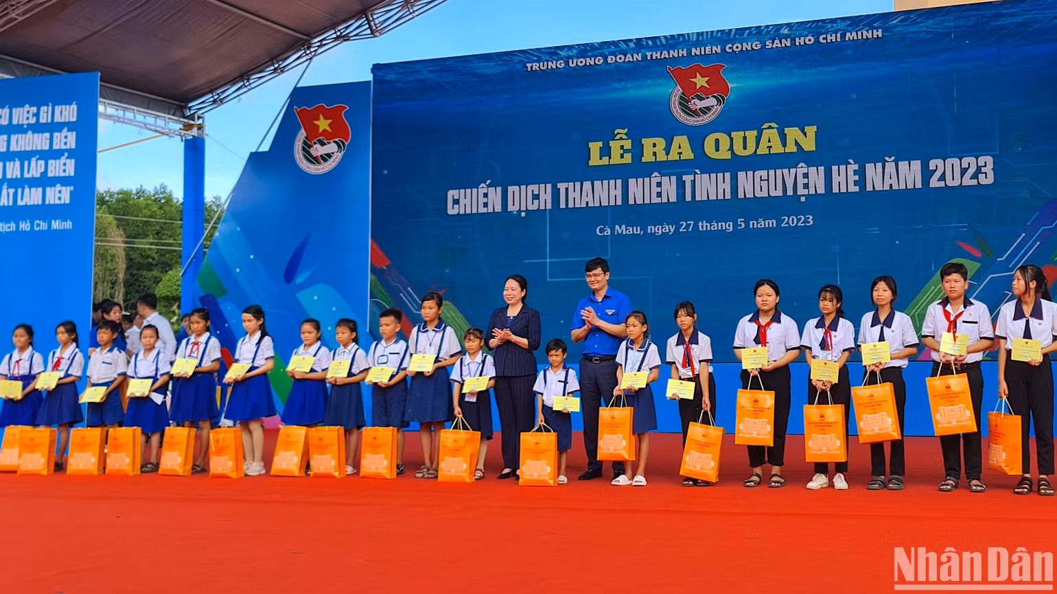 Phó Chủ tịch nước Võ Thị Ánh Xuân và Bí thư thứ nhất Trung ương Đoàn Bùi Quang Huy tặng quà của Trung ương đoàn cho thanh niên dân tộc thiểu số. Phó Chủ tịch nước Võ Thị Ánh Xuân và Bí thư thứ nhất Trung ương Đoàn Bùi Quang Huy tặng quà của Trung ương đoàn cho thanh niên dân tộc thiểu số.