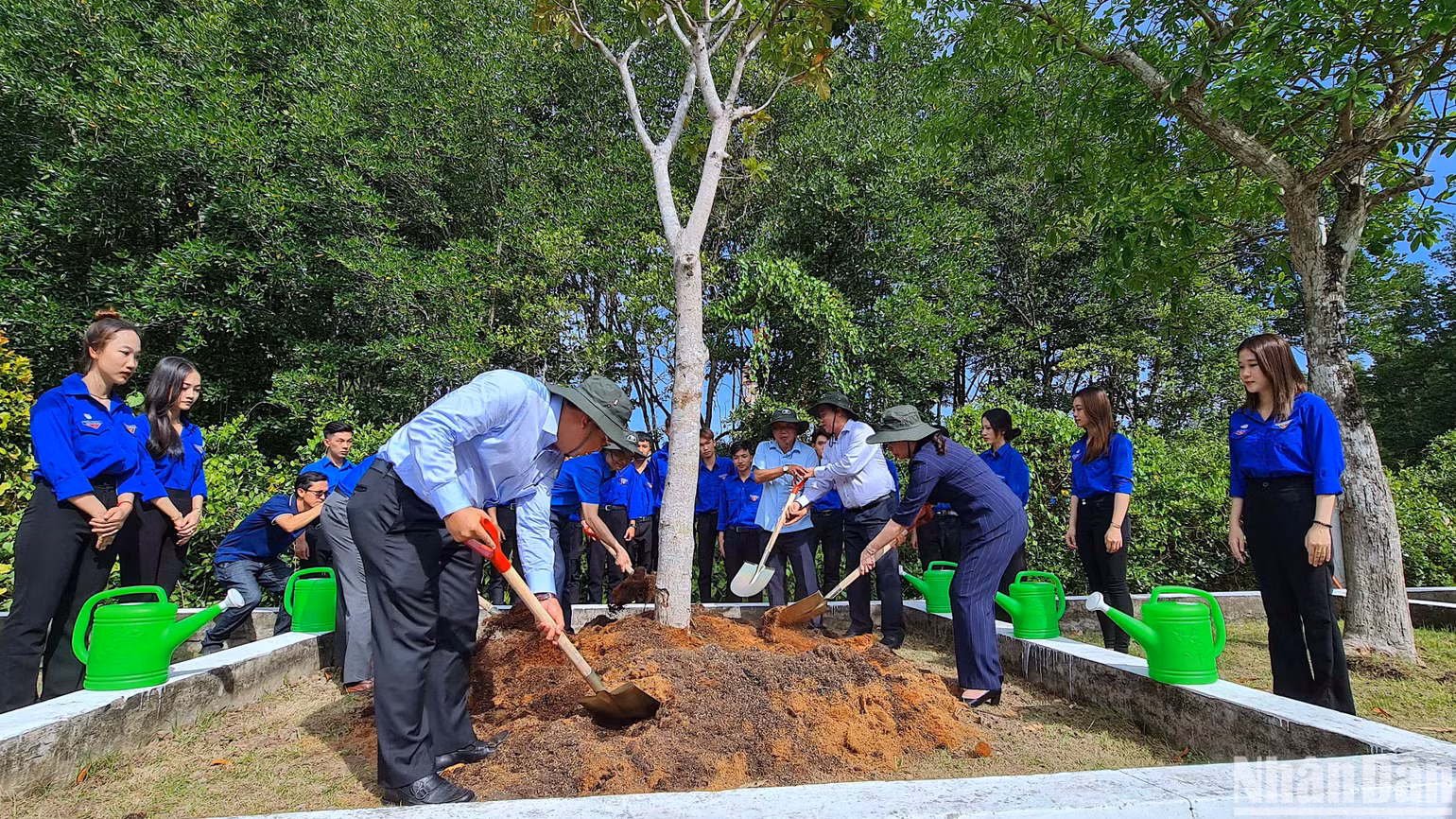 Phó Chủ tịch nước Võ Thị Ánh Xuân tham gia trồng cây “Vì một Việt Nam xanh” ngay sau lễ ra quân. Phó Chủ tịch nước Võ Thị Ánh Xuân tham gia trồng cây “Vì một Việt Nam xanh” ngay sau lễ ra quân.
