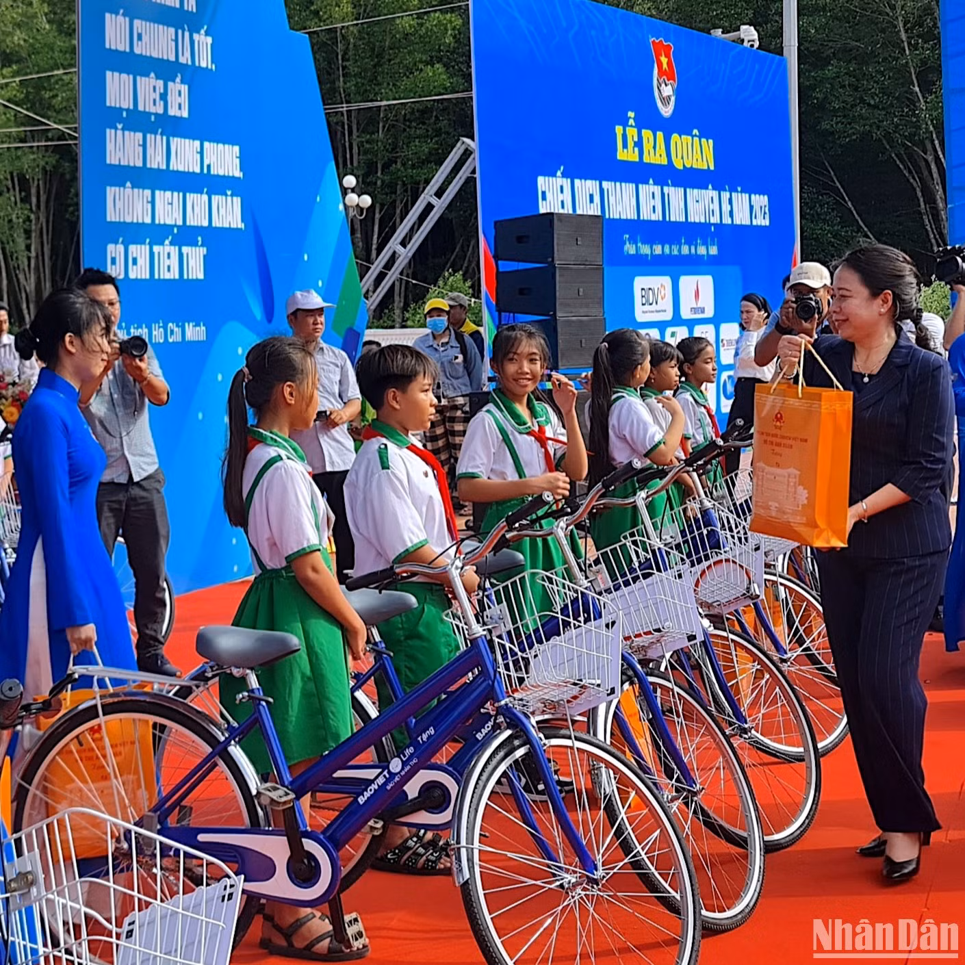 Phó Chủ tịch nước Võ Thị Ánh Xuân trao tặng xe đạp cho học sinh khó khăn huyện Ngọc Hiển. Phó Chủ tịch nước Võ Thị Ánh Xuân trao tặng xe đạp cho học sinh khó khăn huyện Ngọc Hiển.