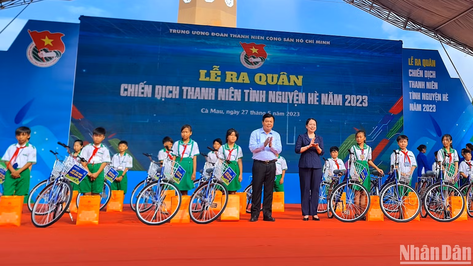 Phó Chủ tịch nước Võ Thị Ánh Xuân và Bí thư Tỉnh ủy Cà Mau Nguyễn Tiến Hải trao xe đạp cho học sinh khó khăn huyện Ngọc Hiển. Phó Chủ tịch nước Võ Thị Ánh Xuân và Bí thư Tỉnh ủy Cà Mau Nguyễn Tiến Hải trao xe đạp cho học sinh khó khăn huyện Ngọc Hiển.