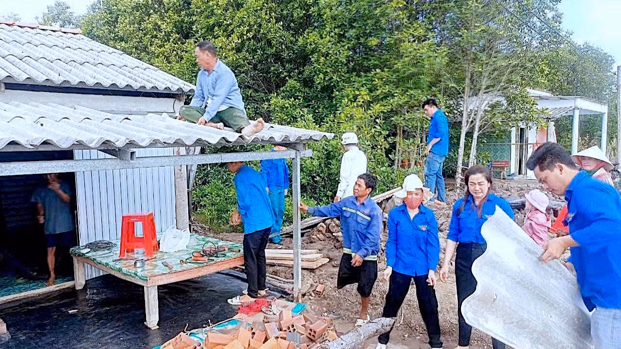 "Tuổi trẻ" Cà Mau hỗ trợ ngày công giúp hộ dân lợp nhà mới.