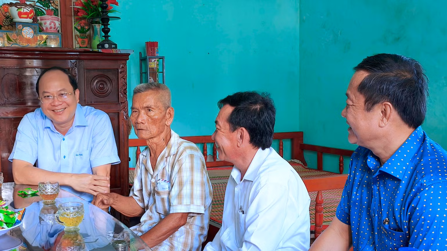 Bí thư Tỉnh ủy Nguyễn Hồ Hải (bìa trái) thăm gia đình ông Phan Văn Hoàng (ấp Chà Là, xã Phú Thuận, huyện Phú Tân).