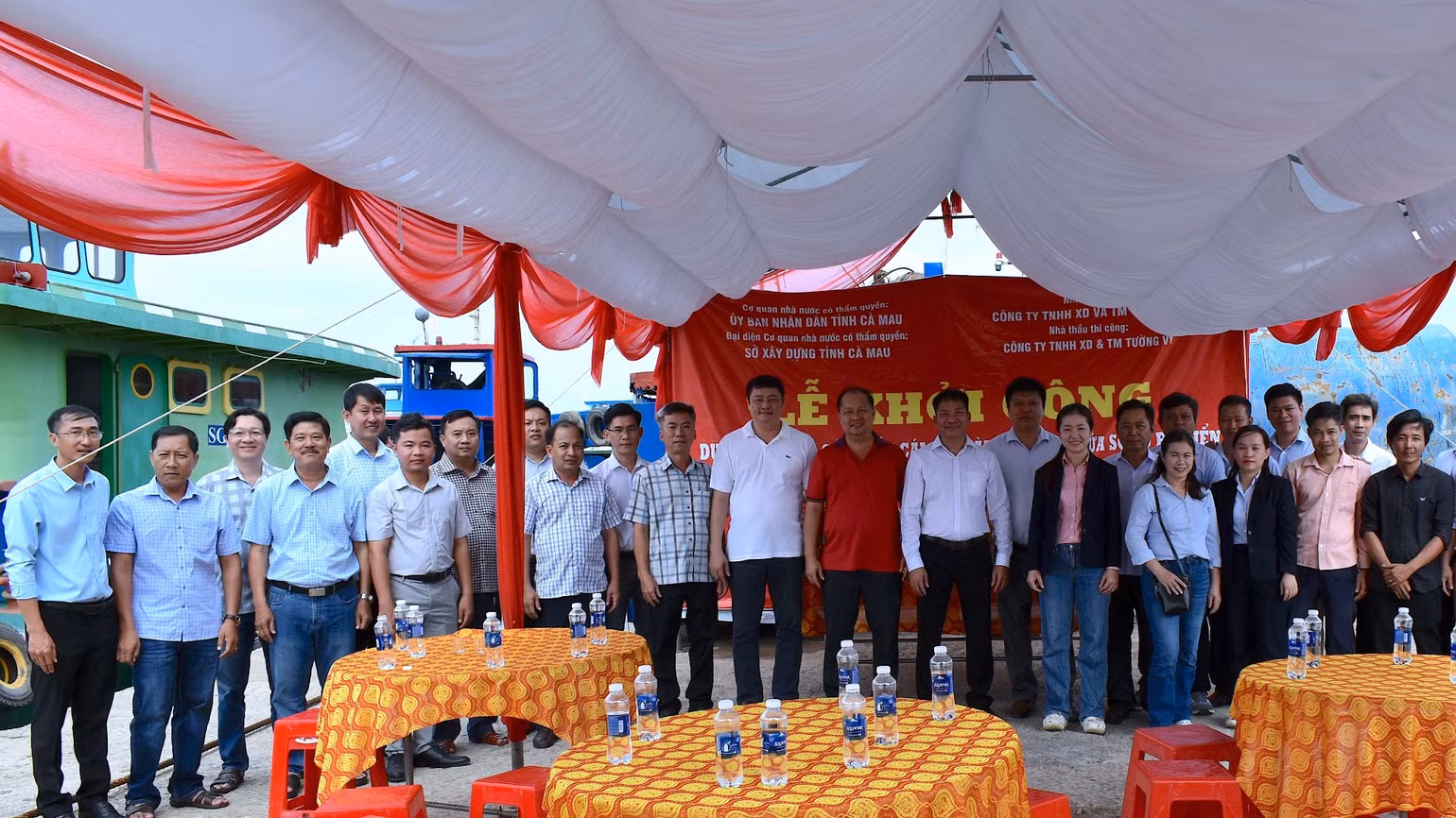 Chính quyền huyện Phú Tân cùng các bên có liên quan thực hiện nghi thức khởi công dự án nạo vét cửa biển Cái Đôi Vàm. Chính quyền huyện Phú Tân cùng các bên có liên quan thực hiện nghi thức khởi công dự án nạo vét cửa biển Cái Đôi Vàm.