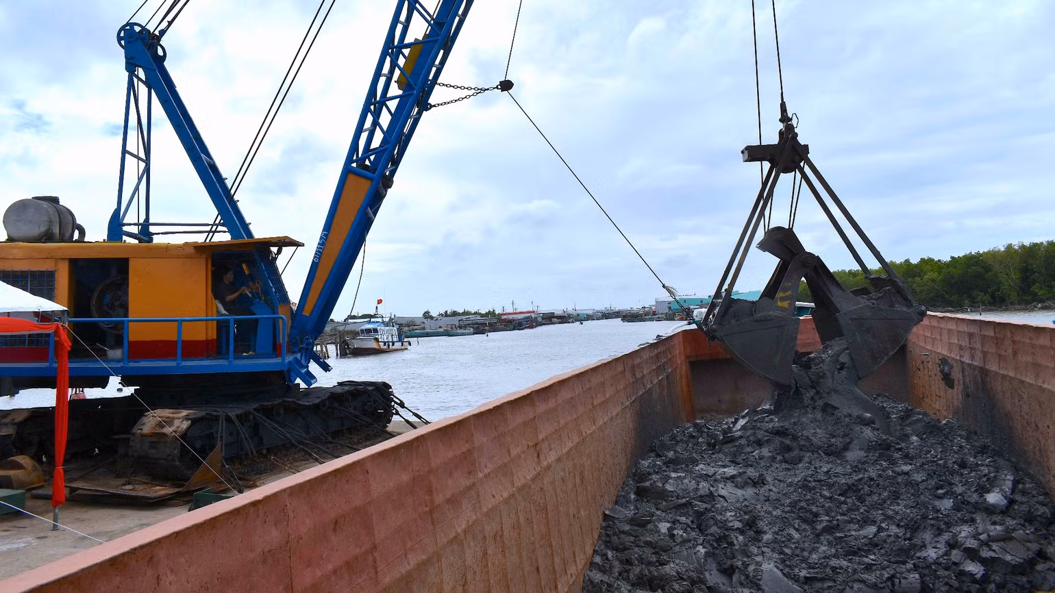 Dự kiến hơn 400.000m3 đất sẽ được múc lên trong quá trình nạo vét luồng, tuyến tại cửa biển Cái Đôi Vàm. Dự kiến hơn 400.000m3 đất sẽ được múc lên trong quá trình nạo vét luồng, tuyến tại cửa biển Cái Đôi Vàm.