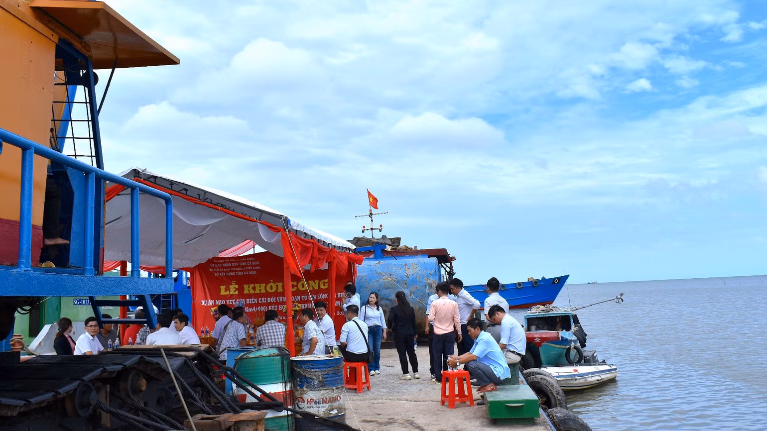 Dự án nạo vét luồng tuyến cửa biển Cái Đôi Vàm được thực hiện theo hình thức xã hội hóa, không tốn tiền ngân sách. Dự án nạo vét luồng tuyến cửa biển Cái Đôi Vàm được thực hiện theo hình thức xã hội hóa, không tốn tiền ngân sách.