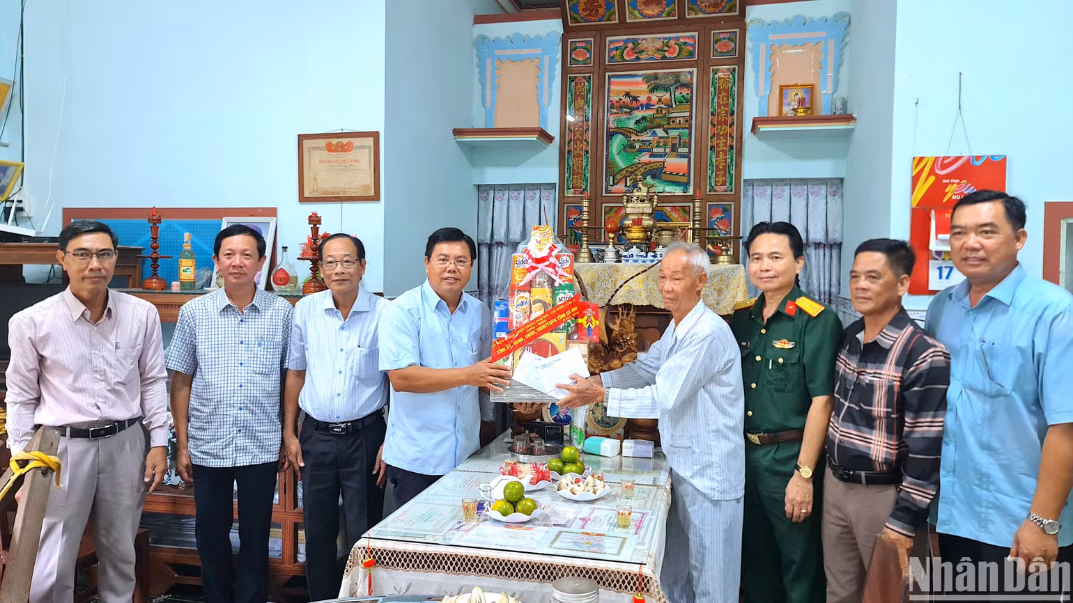 Bí thư Tỉnh ủy Cà Mau Nguyễn Tiến Hải tặng quà ông Trịnh Văn Thư, thương binh 4/4, ở ấp Tân Hiệp, xã Tân Dân. Bí thư Tỉnh ủy Cà Mau Nguyễn Tiến Hải tặng quà ông Trịnh Văn Thư, thương binh 4/4, ở ấp Tân Hiệp, xã Tân Dân.