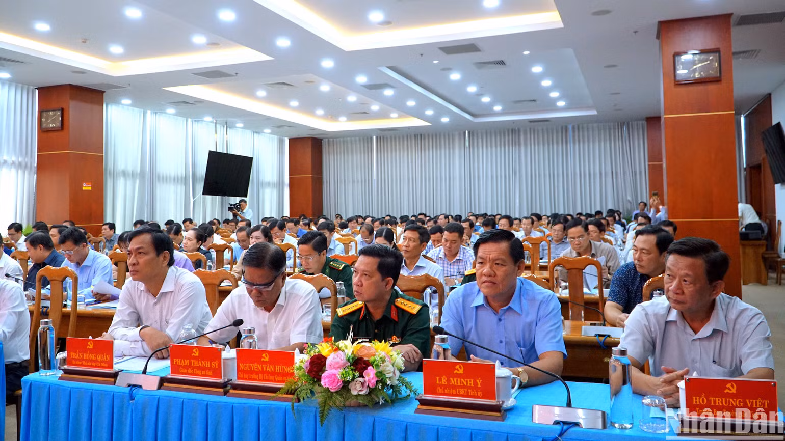 Các đại biểu trong Ban Chấp hành Đảng bộ tỉnh Cà Mau tham gia quán triệt nghiêm túc tại Hội nghị.