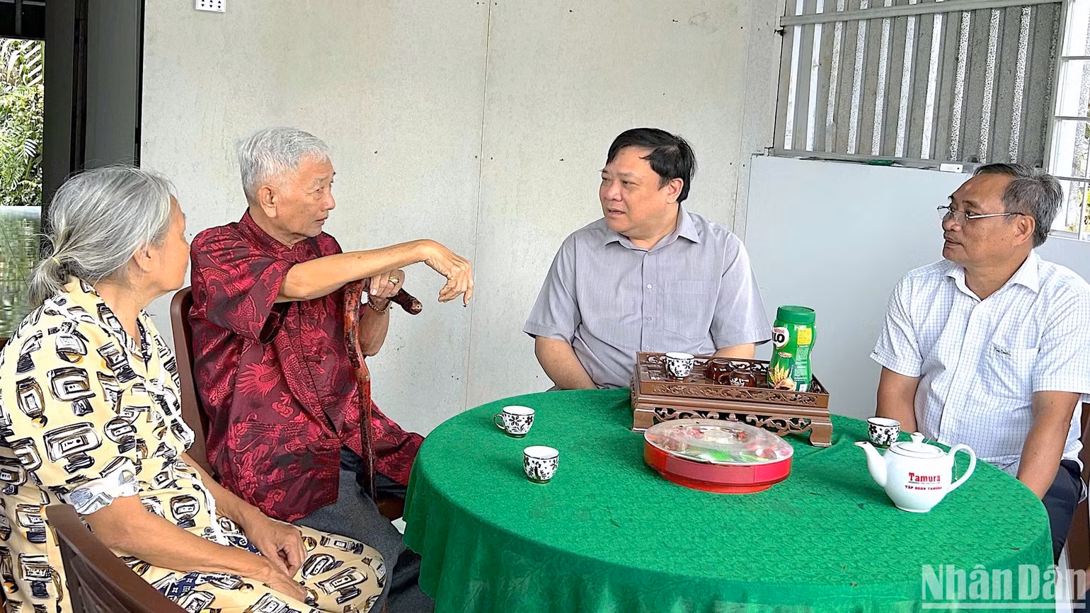 Chủ tịch Ủy ban nhân dân tỉnh Cà Mau Phạm Thành Ngại (thứ 2 từ phải qua) tiếp thu ý kiến của hộ dân tại huyện Cái Nước thuộc diện hỗ trợ xóa nhà tạm, nhà dột nát. Chủ tịch Ủy ban nhân dân tỉnh Cà Mau Phạm Thành Ngại (thứ 2 từ phải qua) tiếp thu ý kiến của hộ dân tại huyện Cái Nước thuộc diện hỗ trợ xóa nhà tạm, nhà dột nát.