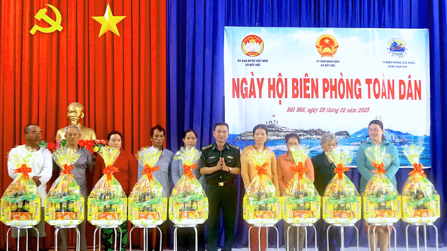 Đại tá Nguyễn Quang Hà, Phó Chính ủy Bộ chỉ huy Bộ đội Biên phòng Cà Mau, tặng quà cho người nghèo, hộ gia đình có hoàn cảnh khó khăn tại Đất Mới.