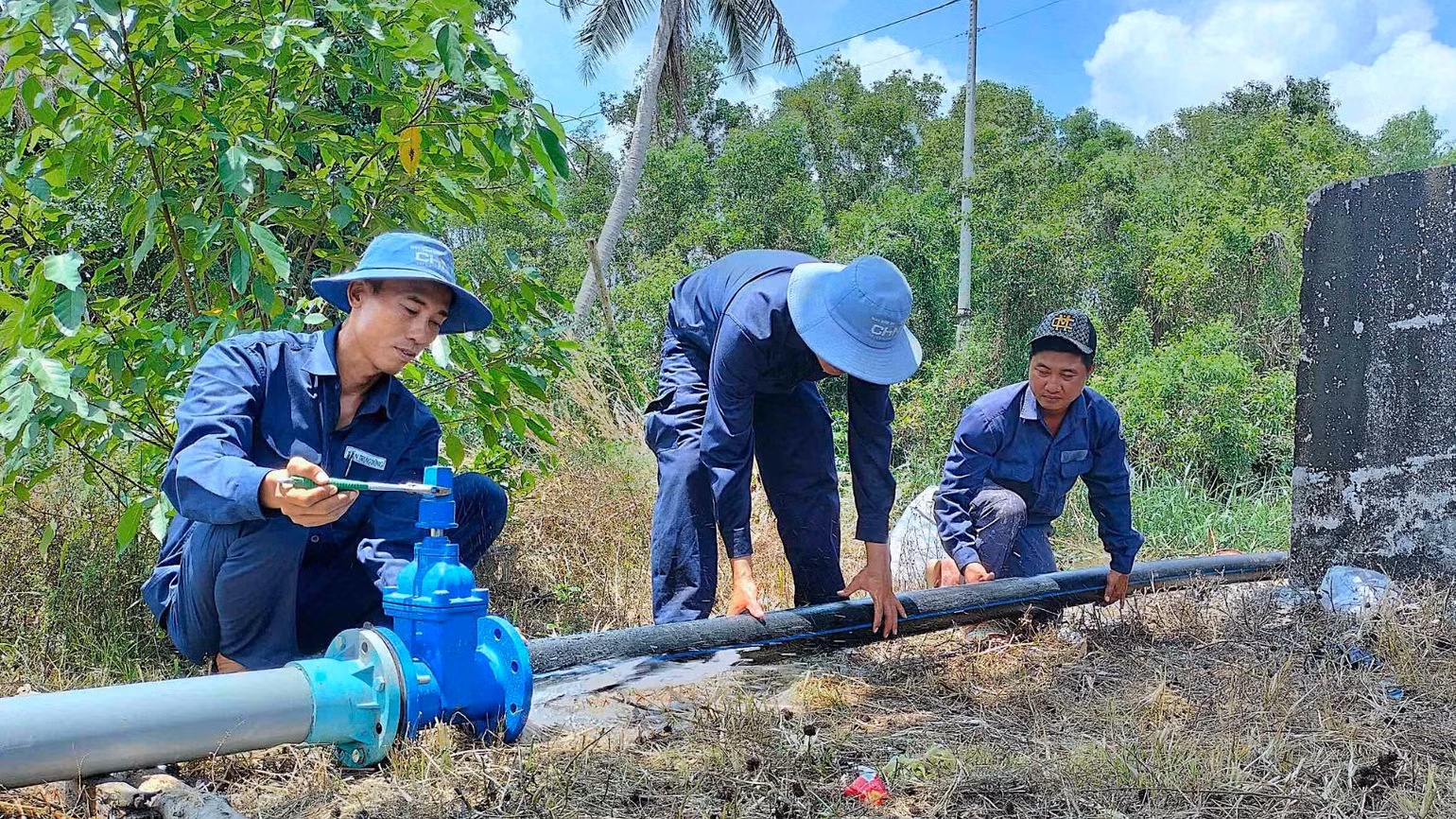 Thi công đấu nối tuyến ống chính công trình nâng cấp, mở rộng đường ống cấp nước tại xã Biển Bạch.