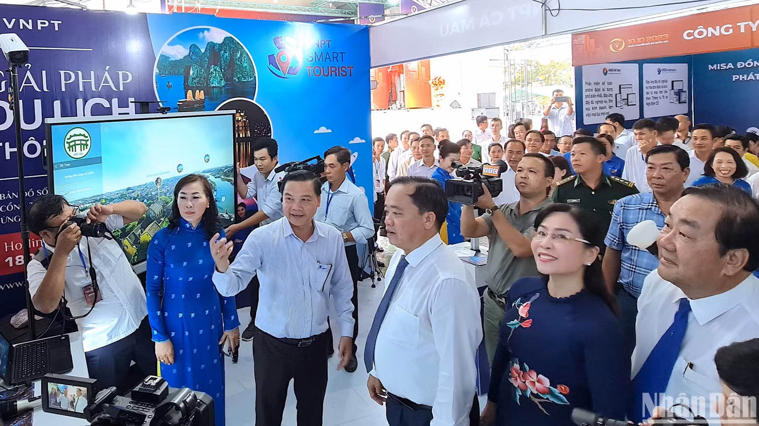 Chủ tịch Ủy ban nhân dân tỉnh Cà Mau Huỳnh Quốc Việt (thứ 4 từ trái qua) tham quan gian hàng trưng bày chuyển đổi số của Viễn thông Cà Mau). Chủ tịch Ủy ban nhân dân tỉnh Cà Mau Huỳnh Quốc Việt (thứ 4 từ trái qua) tham quan gian hàng trưng bày chuyển đổi số của Viễn thông Cà Mau).