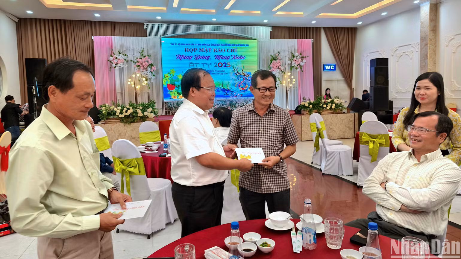 Đại diện lãnh đạo tỉnh Cà Mau phát lì xì mừng năm mới nhân họp mặt báo chí mừng Đảng, mừng Xuân Ất Tỵ năm 2025. Đại diện lãnh đạo tỉnh Cà Mau phát lì xì mừng năm mới nhân họp mặt báo chí mừng Đảng, mừng Xuân Ất Tỵ năm 2025.