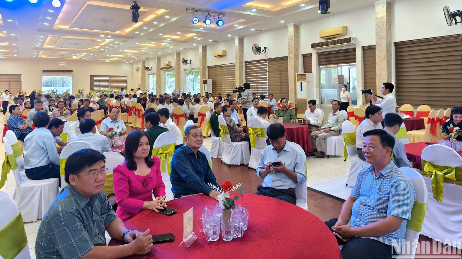 Buổi họp mặt có sự tham dự của nhiều lãnh đạo trong Ban Thường vụ Tỉnh ủy và đại diện nhiều sở, ngành, địa phương trong tỉnh Cà Mau. Buổi họp mặt có sự tham dự của nhiều lãnh đạo trong Ban Thường vụ Tỉnh ủy và đại diện nhiều sở, ngành, địa phương trong tỉnh Cà Mau.