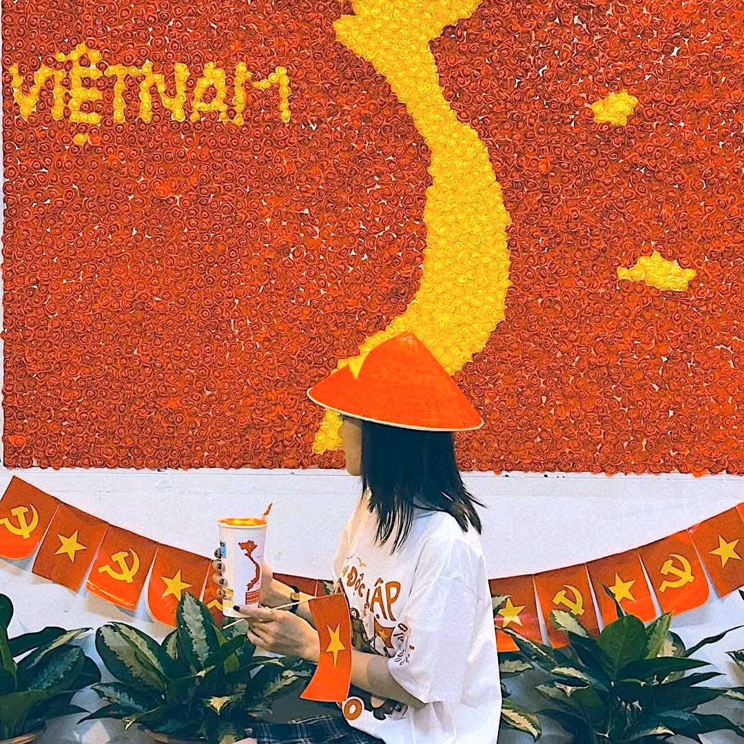Bản đồ Việt Nam được thiết kế đậm tính thẩm mỹ tại không gian một quán cà-phê ở Cà Mau. Bản đồ Việt Nam được thiết kế đậm tính thẩm mỹ tại không gian một quán cà-phê ở Cà Mau.