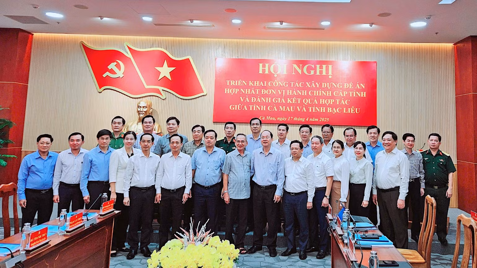 Ban Thường vụ Tỉnh ủy Cà Mau và Bạc Liêu chụp hình lưu niệm tại hội nghị.