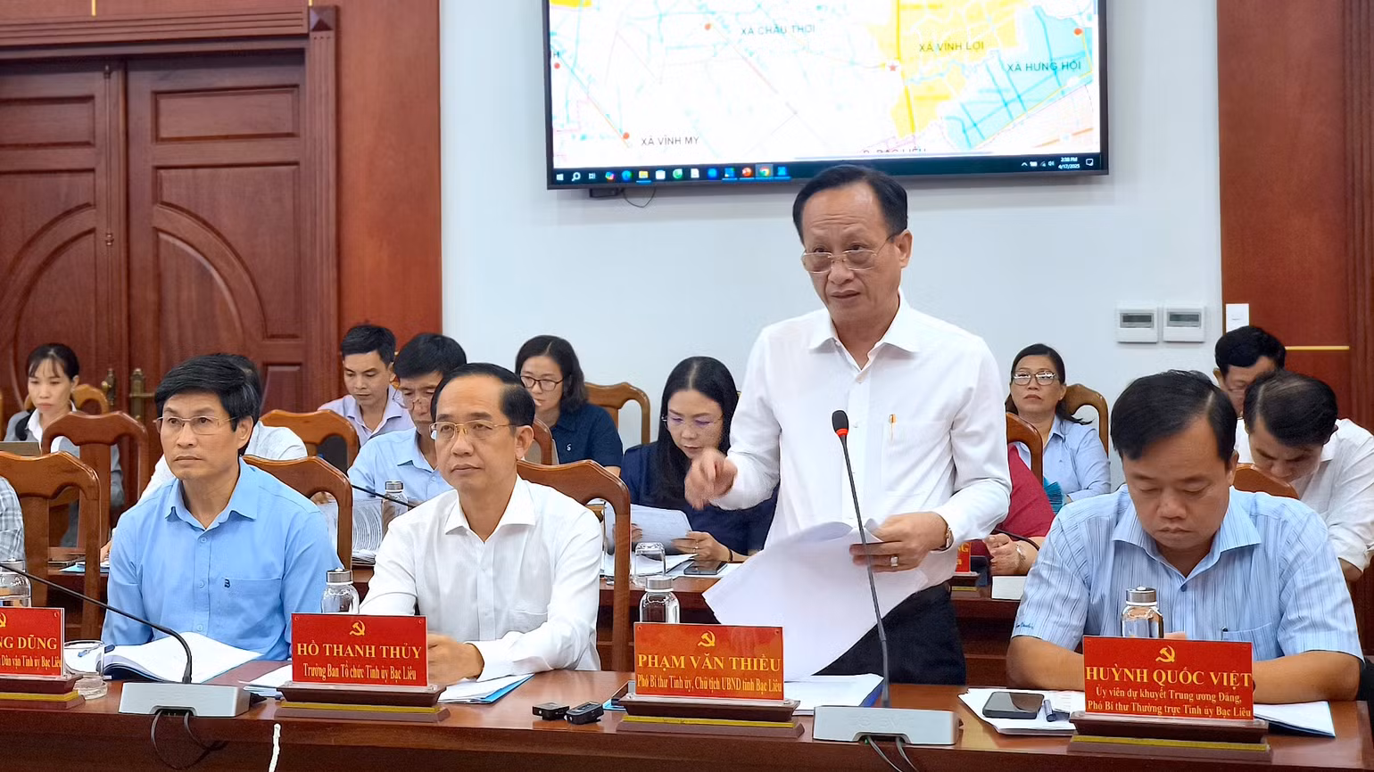 Chủ tịch Ủy ban nhân dân tỉnh Bạc Liêu Phạm Văn Thiều (đứng) trình bày đề án sắp xếp đơn vị hành chính cấp xã tại Bạc Liêu.