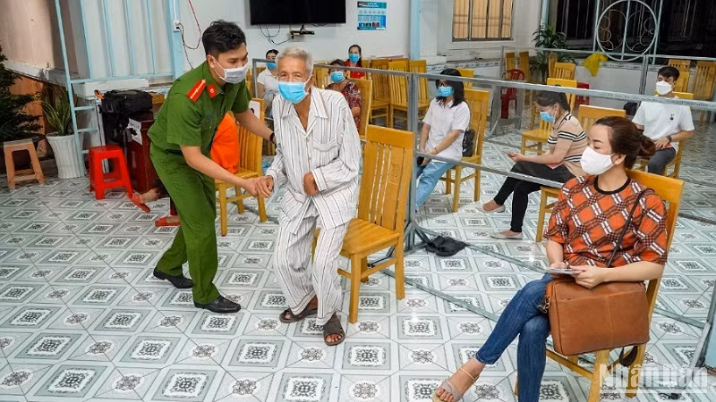 Công an Cà Mau thành lập nhiều tổ lưu động đến tận vùng sâu, vùng xa để cấp căn cước công dân cho công dân đủ điều kiện.