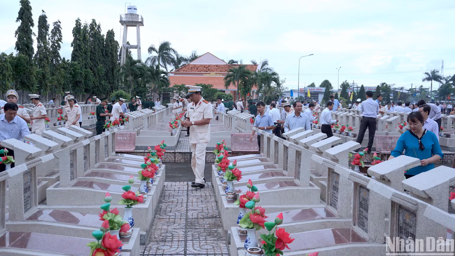 Chăm lo chu đáo cho mộ phần liệt sĩ tại Cà Mau còn thể hiện đạo lý “uống nước nhớ nguồn” tốt đẹp của dân tộc Việt Nam. Chăm lo chu đáo cho mộ phần liệt sĩ tại Cà Mau còn thể hiện đạo lý “uống nước nhớ nguồn” tốt đẹp của dân tộc Việt Nam.