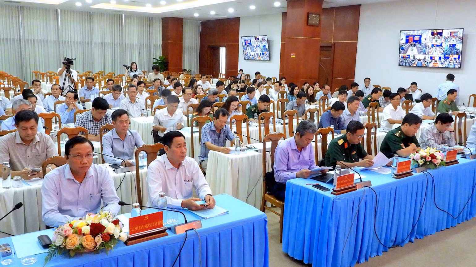 Hội nghị có sự tham dự tại các đầu cầu đến cấp cơ sở trên địa bàn toàn tỉnh Cà Mau, với hơn 3.000 cán bộ, viên chức, Đảng viên tham dự. Hội nghị có sự tham dự tại các đầu cầu đến cấp cơ sở trên địa bàn toàn tỉnh Cà Mau, với hơn 3.000 cán bộ, viên chức, Đảng viên tham dự.