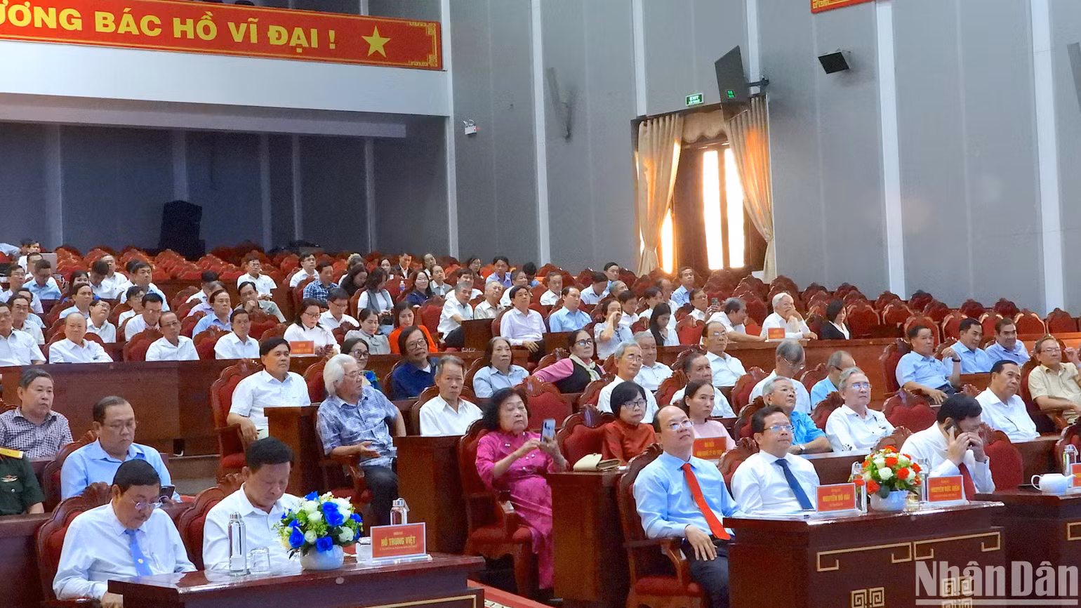 Đông đảo văn nghệ sĩ, trí thức trên địa bàn tỉnh Cà Mau tham dự họp mặt vào chiều 12/2.