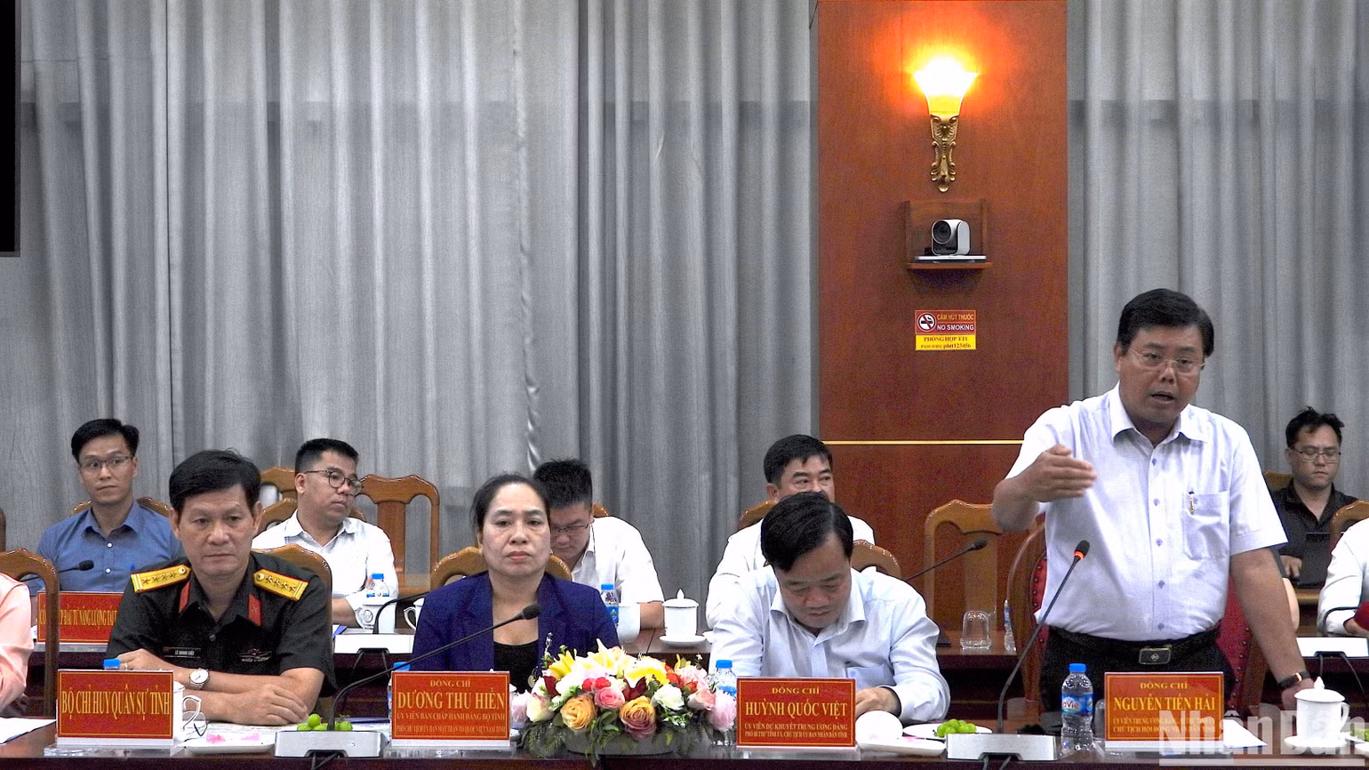 Bí thư Tỉnh ủy Cà Mau Nguyễn Tiến Hải (đứng) nêu một số kiến nghị nhờ Đoàn giám sát giúp tỉnh tháo gỡ khó khăn.
