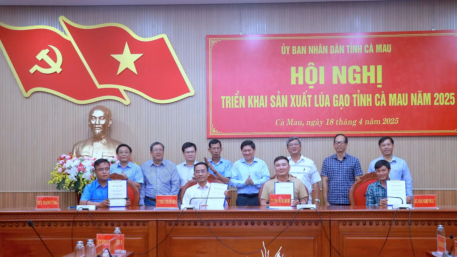 Doanh nghiệp ngành hàng lúa gạo ký hợp tác liên kết chuỗi sản xuất tại hội nghị, trước sự chứng kiến của chính quyền địa phương. Doanh nghiệp ngành hàng lúa gạo ký hợp tác liên kết chuỗi sản xuất tại hội nghị, trước sự chứng kiến của chính quyền địa phương.