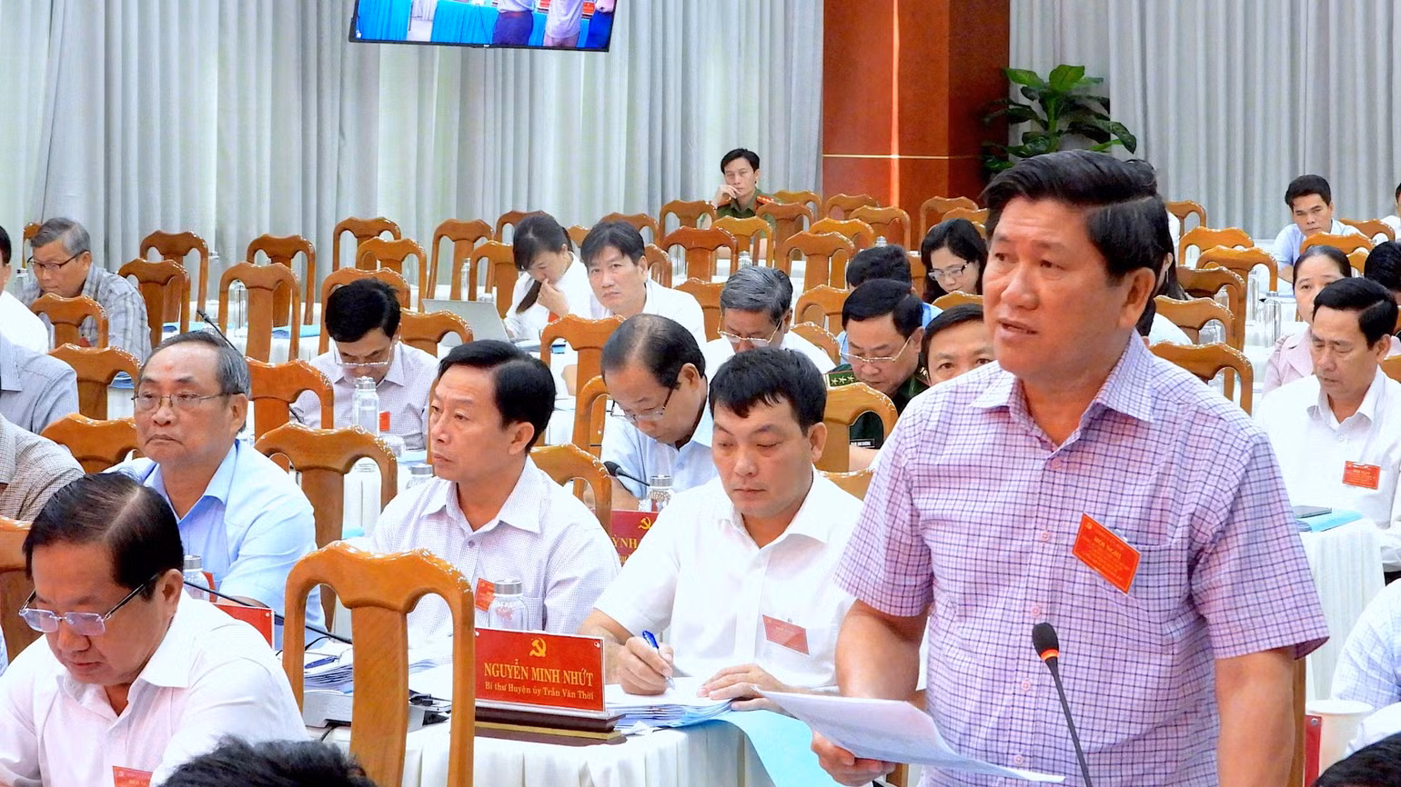 Phó Chủ tịch Ủy ban nhân dân tỉnh Cà Mau Lê Văn Sử tham gia ý kiến tại hội nghị. Phó Chủ tịch Ủy ban nhân dân tỉnh Cà Mau Lê Văn Sử tham gia ý kiến tại hội nghị.
