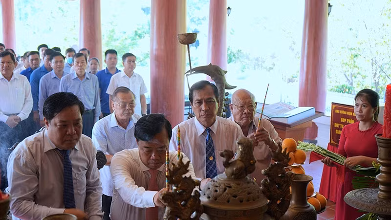 Lãnh đạo tỉnh Cà Mau dâng hoa, dâng hương Chủ tịch Hồ Chí Minh