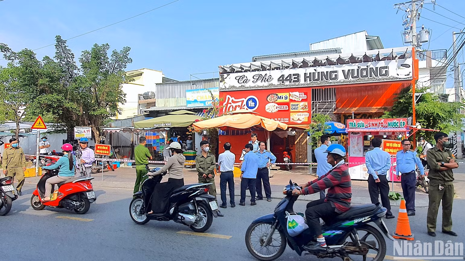 Lực lượng chức năng thành phố Cà Mau giăng dây chuẩn bị cưỡng chế công trình xây dựng không phép ở khóm 4, phường 5 vào sáng 13/3/2023.