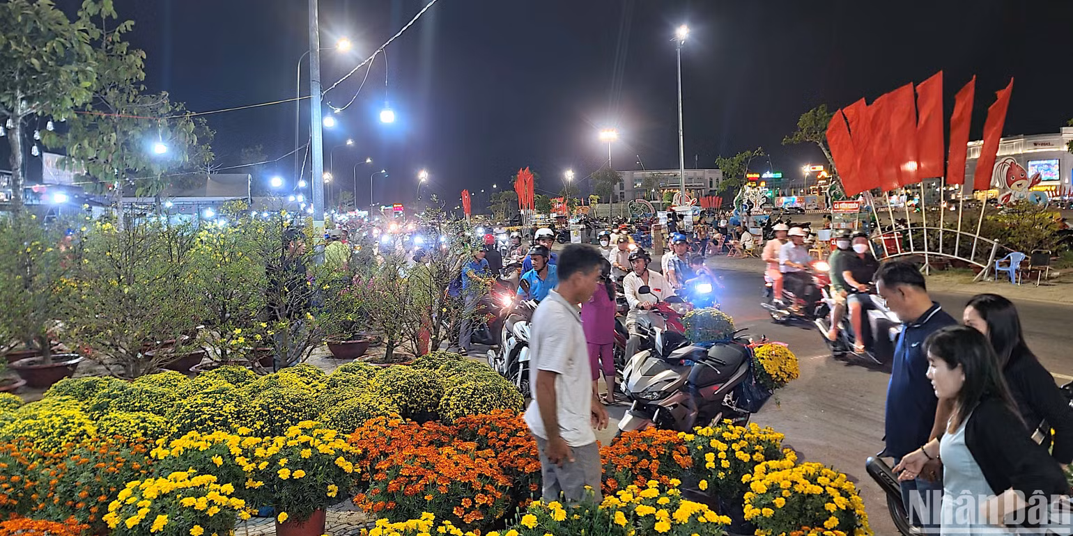 Người dân tấp nập mua sắm tại khu vực bán hoa, cây kiểng (thành phố Cà Mau) vào tối 30 Tết.