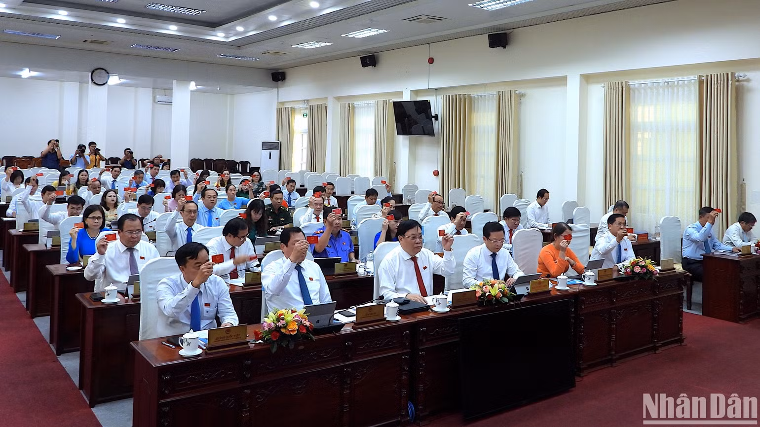 Kỳ họp cuối năm 2024 của Hội đồng nhân dân tỉnh Cà Mau biểu quyết thông qua 25 nghị quyết phục vụ phát triển kinh tế, văn hóa, xã hội tại địa phương. Kỳ họp cuối năm 2024 của Hội đồng nhân dân tỉnh Cà Mau biểu quyết thông qua 25 nghị quyết phục vụ phát triển kinh tế, văn hóa, xã hội tại địa phương.